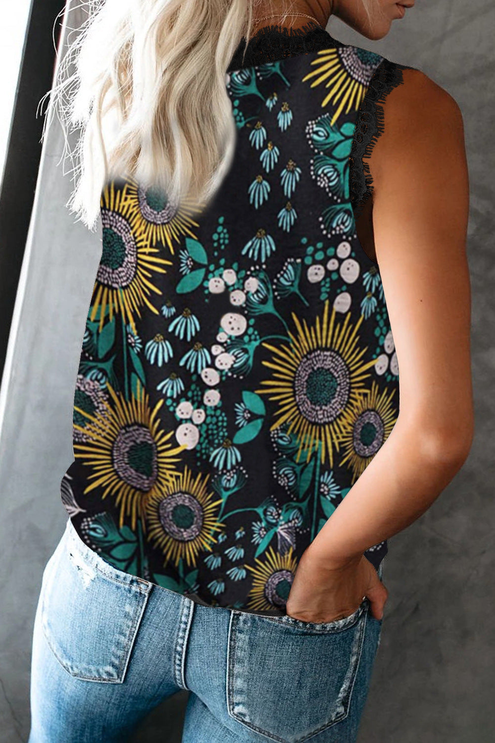 Summer Women's Lace V-Neck Sleeveless Blouse (Plus Size)